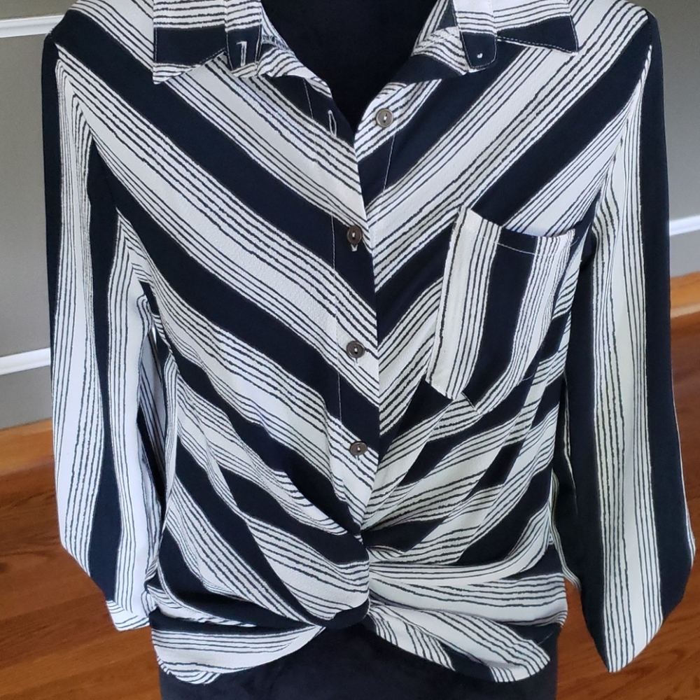 No Boundaries Blouse Size Medium - Picture 2 of 9